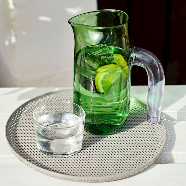 Jarra de vidrio con tapa, jarra de agua con tapa abatible de silicona de  acero inoxidable y cepillo especial para posavasos (68 oz/67.6 fl oz).