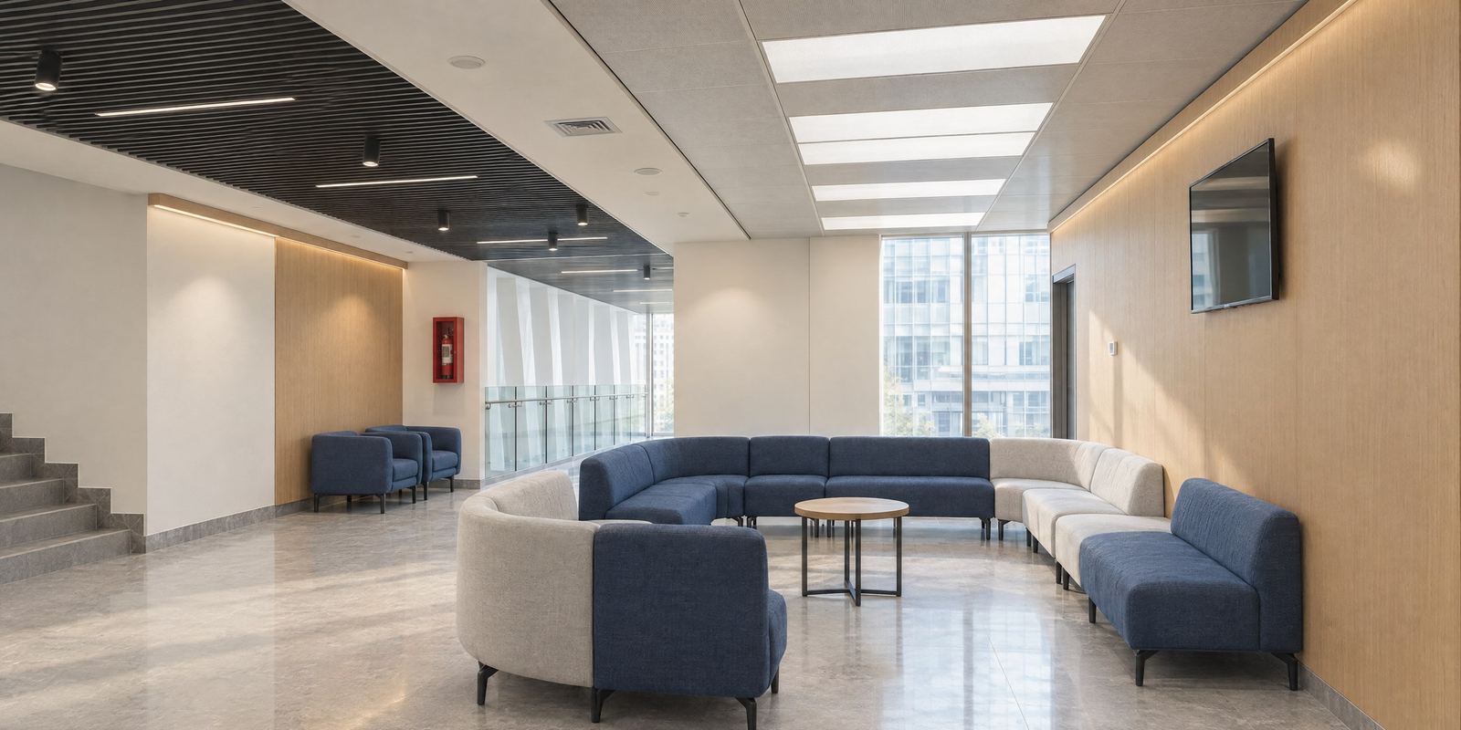 Sala de espera de la Clínica ACHS con sofás azules y beige