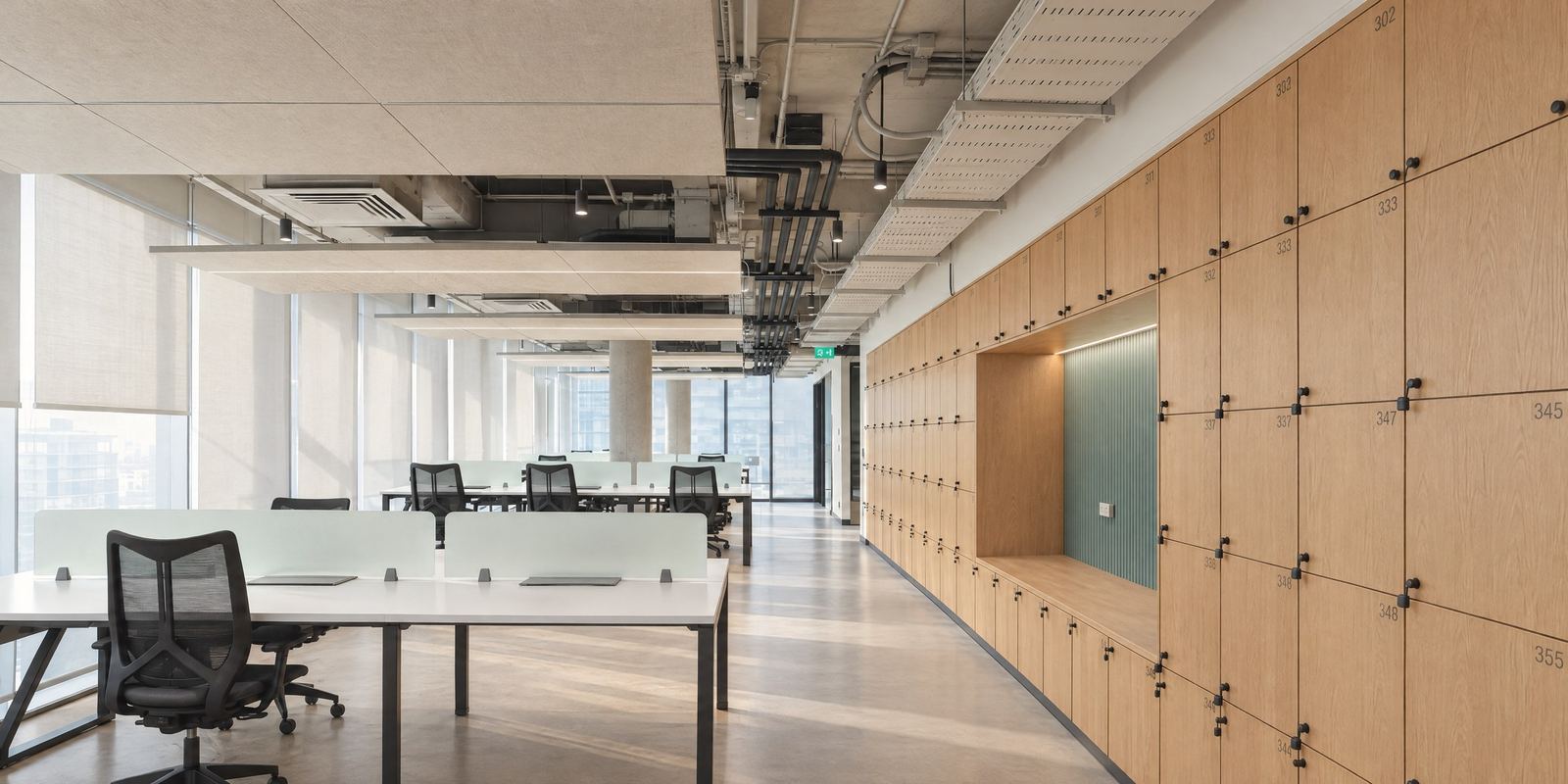 Puestos de trabajo y muro de lockers de madera